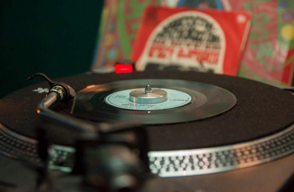 brickwall-pub-kavala-mousiki-apo-vinilio