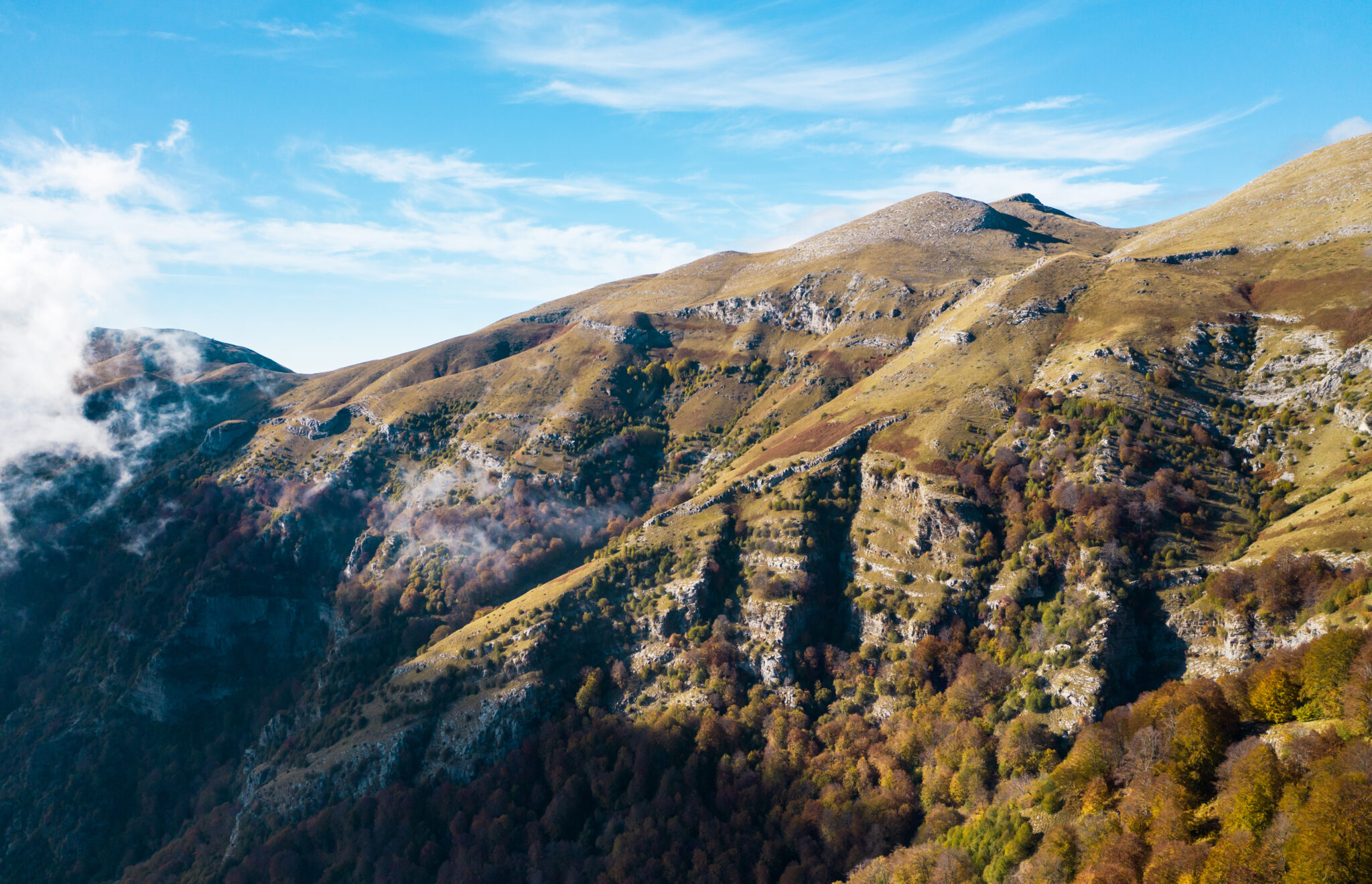 Spectacular,Landscape,With,White,Clouds,Wrap,Around,Beautiful,Mountain,Paggaio.