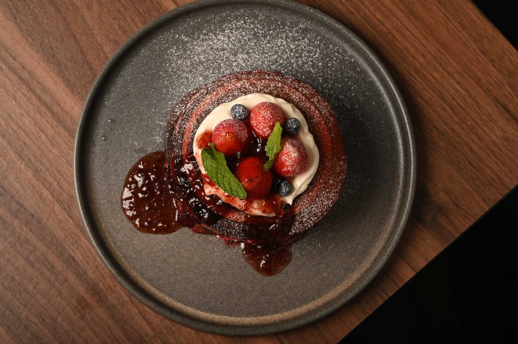 francos-cafe-bar-red-velvet-pancake-kavala-citypedia