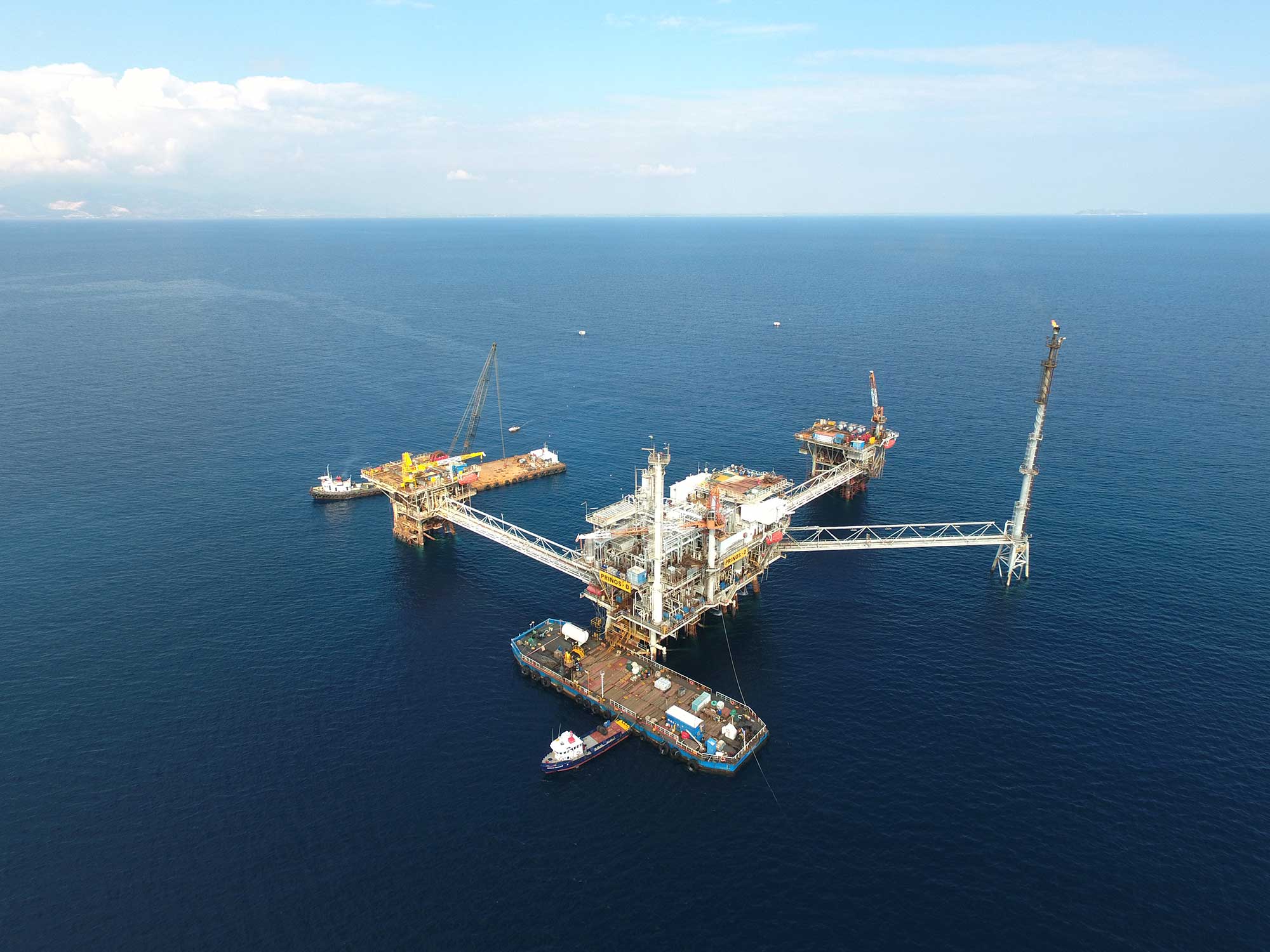 Η EnEarth χαιρετίζει τη θετική Γνωμοδότηση που εξέδωσε η Γενική Διεύθυνση Κλιματικής Δράσης (DG Clima) της Ευρωπαϊκής Επιτροπής, δυνάμει του Άρθρου 10 της Οδηγίας 2009/31/ΕΚ, επί της αίτησης Άδειας για τη μόνιμη αποθήκευση διοξειδίου του άνθρακα (CO₂) στο κοίτασμα του Πρίνου. Η αξιολόγηση της Ευρωπαϊκής Επιτροπής αναγνωρίζει την ποιότητα και την πληρότητα των τεχνικών μελετών τις οποίες εκπόνησε η EnEarth Greece για τη γεωλογική αξιολόγηση του χώρου αποθήκευσης, την εκτίμηση της δυναμικής συμπεριφοράς του ταμιευτήρα και τη συστηματική διαδικασία παρακολούθησης του έργου που καταδεικνύουν το υψηλό επίπεδο γνώσης και κατανόησης του προτεινόμενου χώρου και του συγκροτήματος αποθήκευσης γενικότερα. Με τη γνωμοδότησή της, η Ευρωπαϊκή Επιτροπή επιβεβαιώνει την καταλληλότητα του γεωλογικού σχηματισμού του Πρίνου για την μόνιμη και ασφαλή αποθήκευση διοξειδίου του άνθρακα και τον προχωρημένο βαθμό τεχνικής ωριμότητας του έργου. Η Γνωμοδότηση της Ευρωπαϊκής Επιτροπής αποτελεί μέρος του θεσμοθετημένου διαλόγου μεταξύ της Ευρωπαϊκής Επιτροπής και της αρμόδιας εθνικής αρχής, της Ελληνικής Διαχειριστικής Εταιρείας Υδρογονανθράκων και Ενεργειακών Πόρων (ΕΔΕΥΕΠ), σύμφωνα με την Ευρωπαϊκή Οδηγία για τη Γεωλογική Αποθήκευση CO₂. Επιπλέον, αν και έχει μη δεσμευτικό χαρακτήρα, συνιστά ένα τελευταίο σημαντικό βήμα της διαδικασίας για την έκδοση άδειας Αποθήκευσης. Η τελική απόφαση αδειοδότησης παραμένει στην αρμοδιότητα της ΕΔΕΥΕΠ. Υπενθυμίζεται ότι η αίτηση για την Άδεια Αποθήκευσης που κατατέθηκε τον Ιούλιο του 2024 στην ΕΔΕΥΕΠ συνοδευόταν από: • Έκθεση που αποδεικνύει την τεχνική ικανότητα και επάρκεια του ομίλου Energean σε σχέση με τη δραστηριότητα αποθήκευσης. • Περί τις 50 ξεχωριστές τεχνικές εκθέσεις, με τις οποίες στοιχειοθετείται η καταλληλότητα του προτεινόμενου χώρου και του συγκροτήματος αποθήκευσης CO2 και αξιολογείται η ασφάλεια της αποθήκευσης. • Αναλυτική περιγραφή των εργασιών και έργων κατασκευής που απαιτούνται στο πλαίσιο της δραστηριότητας αποθήκευσης CO2. Το Έργο Αποθήκευσης CO₂ στον Πρίνο έχει σχεδιαστεί ώστε να παρέχει μία ασφαλή και μόνιμη γεωλογική λύση αποθήκευσης βιομηχανικών εκπομπών άνθρακα, συμβάλλοντας στους κλιματικούς στόχους της Ελλάδας και της Ευρώπης και διευκολύνοντας τους τομείς της βιομηχανίας που είναι δύσκολο να αποανθρακοποιηθούν. Η πρώτη φάση του έργου, προβλέπει την αποθήκευση 1 εκατ. τόνων CO2 ετησίως. Η προγραμματισμένη δεύτερη φάση θα επιτρέψει πλήρη λειτουργική δυναμικότητα αποθήκευσης περίπου 2,8 εκατομμυρίων τόνων CO₂ ετησίως. Η EnEarth εφαρμόζει τα υψηλότερα πρότυπα περιβαλλοντικής προστασίας, επιχειρησιακής ασφάλειας και συμμόρφωσης με το κανονιστικό πλαίσιο. Το έργο ενσωματώνει ολοκληρωμένες μεθόδους παρακολούθησης, ελέγχου και λήψης διορθωτικών μέτρων, καθώς και μακροπρόθεσμες προβλέψεις διαχείρισης, σε πλήρη ευθυγράμμιση με την ευρωπαϊκή νομοθεσία και τις διεθνείς βέλτιστες πρακτικές. To έργο της αποθήκευσης CO2 στον Πρίνο αποτελεί μια υποδομή στρατηγικής σημασίας για την Ελλάδα και την ευρύτερη περιοχή και διατηρεί την χώρα μας στην πρώτη γραμμή της αντιμετώπισης των συνεπειών της κλιματικής κρίσης μαζί με τις πλέον προηγμένες χώρες της Ευρώπης.