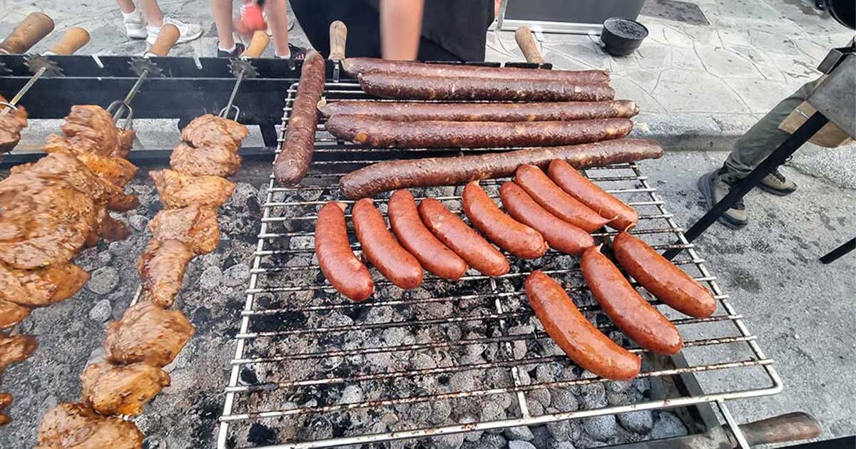 Το 4ο BBQ Festival στην Καβάλα έξω από το κρεοπωλείο του Νίκου Κεχαγιά στον Βύρωνα