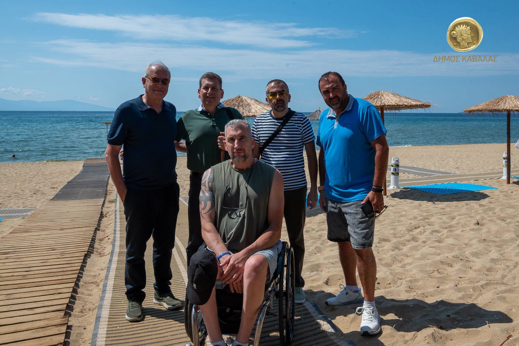 Ο Δήμαρχος Καβάλας Θόδωρος Μουριάδης και εκπρόσωποι συλλόγων ΑμεΑ στην έναρξη λειτουργίας του Seatrac στο Περιγιάλι