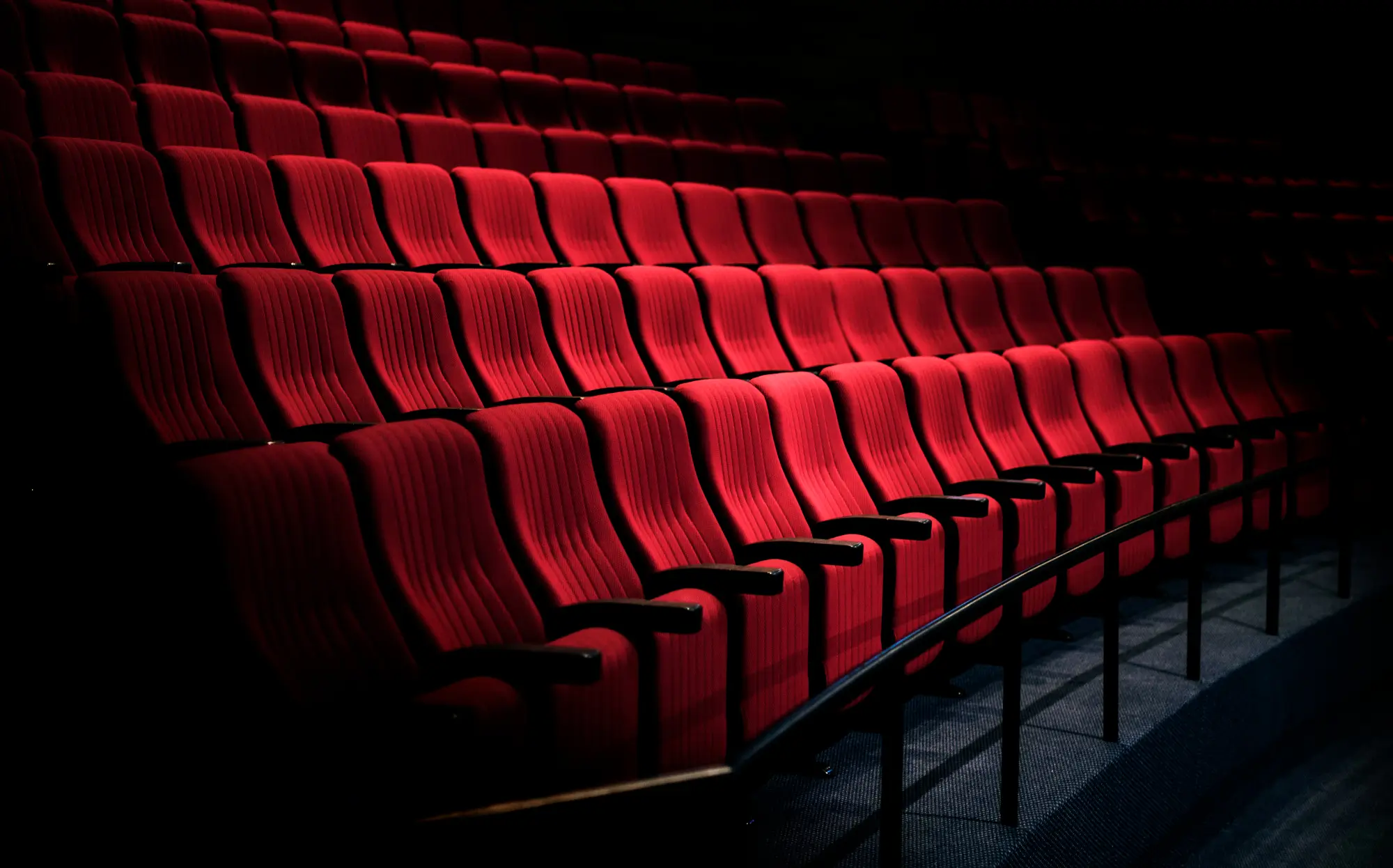 Apollon Cinema Καβάλα - κόκκινα καθίσματα κινηματογραφικής αίθουσας