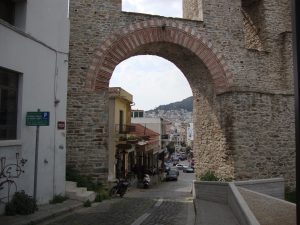 Καμάρες Καβάλας - τόξο του υδραγωγείου πάνω από δρόμο