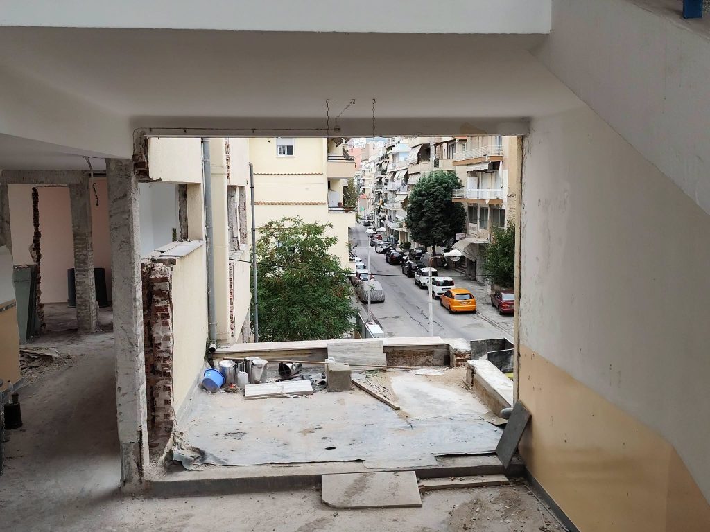 2ο Δημοτικό Καβάλας - άνοιγμα εξωτερικού τοίχου προς τον δρόμο