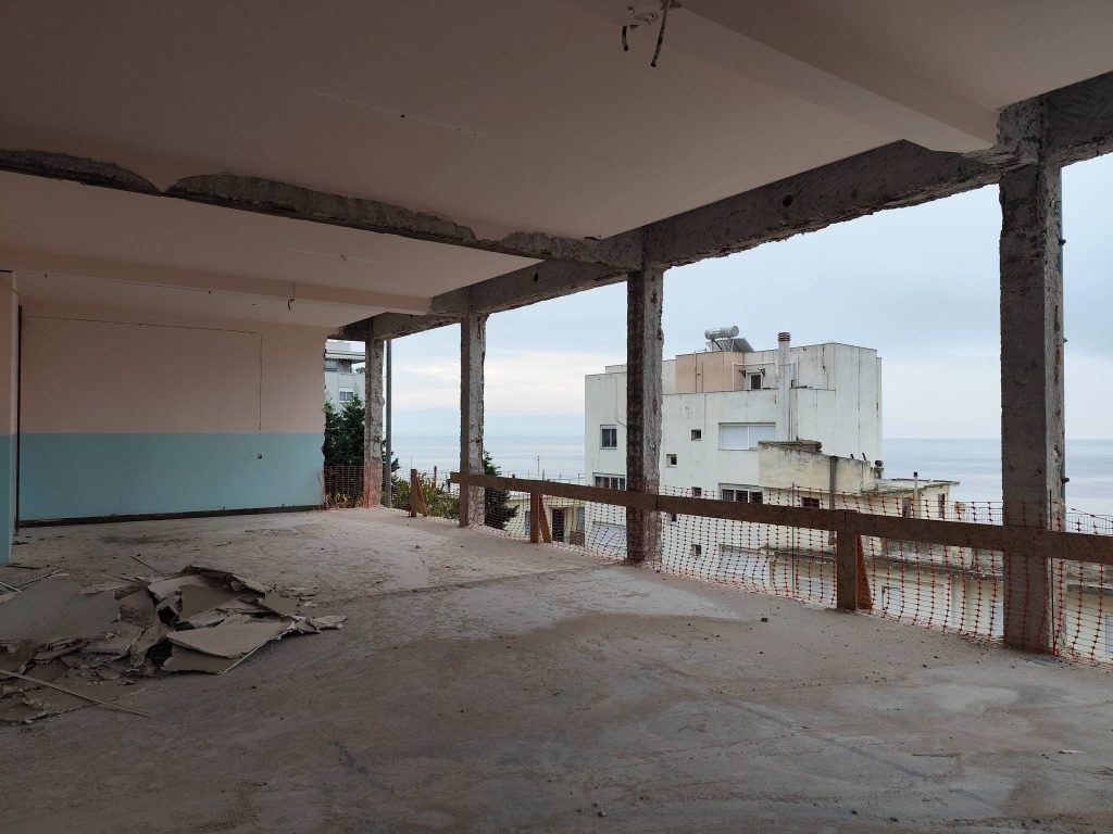 2ο Δημοτικό Καβάλας - όροφος χωρίς εξωτερικά κουφώματα