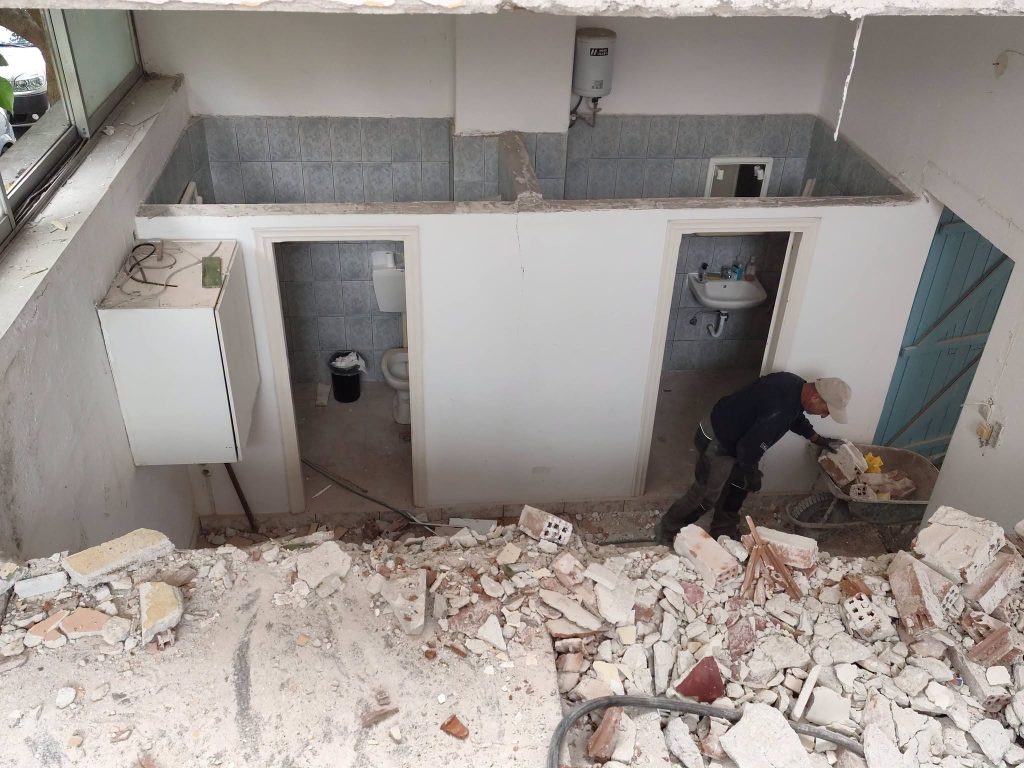 2ο Δημοτικό Καβάλας - αποξήλωση σε εσωτερικό χώρο με μπάζα στο δάπεδο