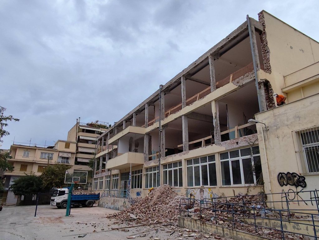 2ο Δημοτικό Καβάλας - η πρόσοψη του σχολικού κτιρίου κατά τις εργασίες