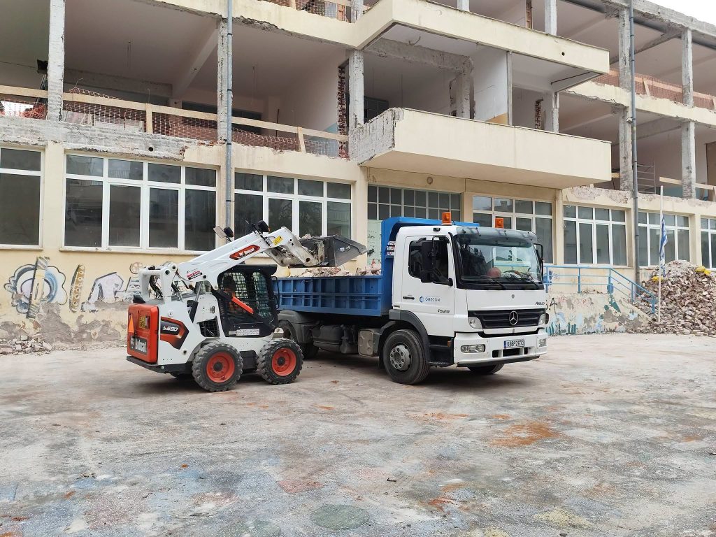 2ο Δημοτικό Καβάλας - μηχάνημα και φορτηγό στην αυλή μπροστά στο κτίριο