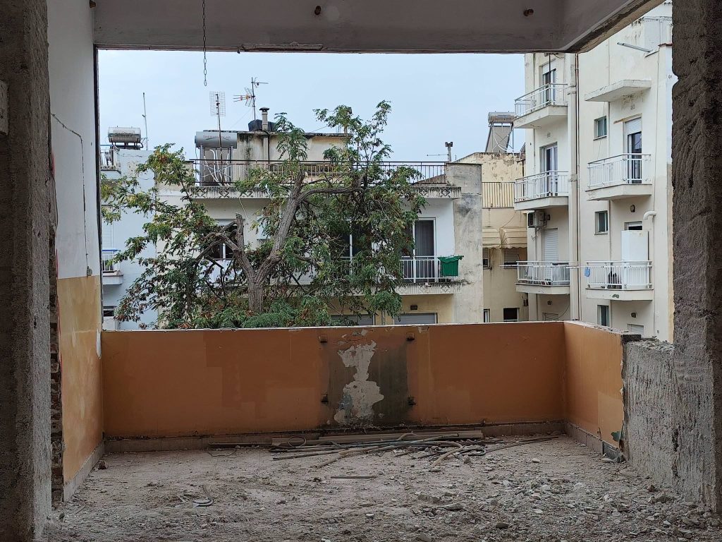 2ο Δημοτικό Καβάλας - ημιυπαίθριος χώρος χωρίς κουφώματα