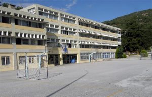 2ο ΓΕΛ Καβάλας - το κτίριο του σχολείου και το προαύλιο