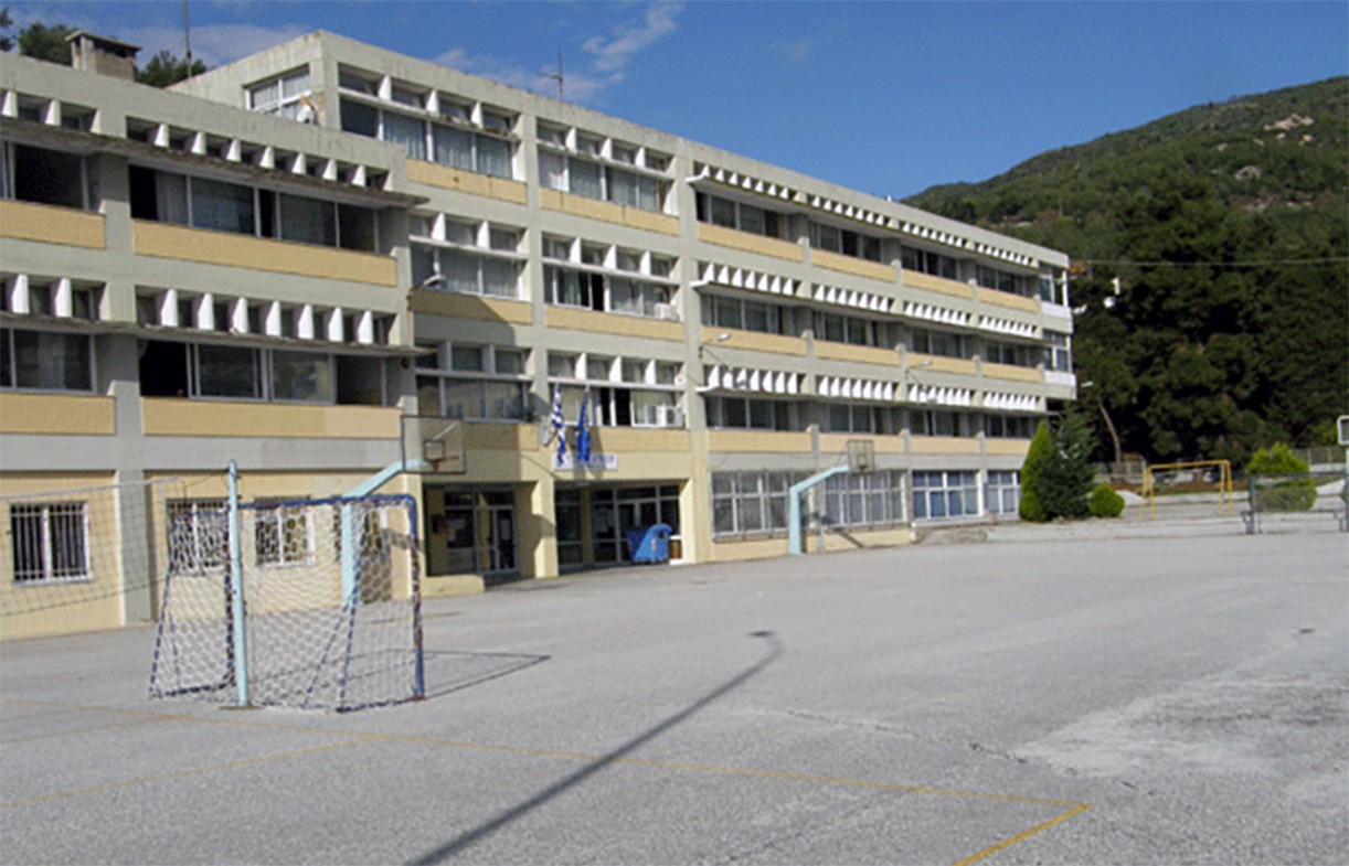 2ο ΓΕΛ Καβάλας - το κτίριο του σχολείου και το προαύλιο