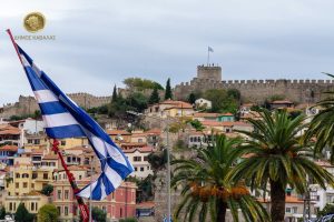 28η Οκτωβρίου στην Καβάλα - η ελληνική σημαία με φόντο το Κάστρο της Καβάλας