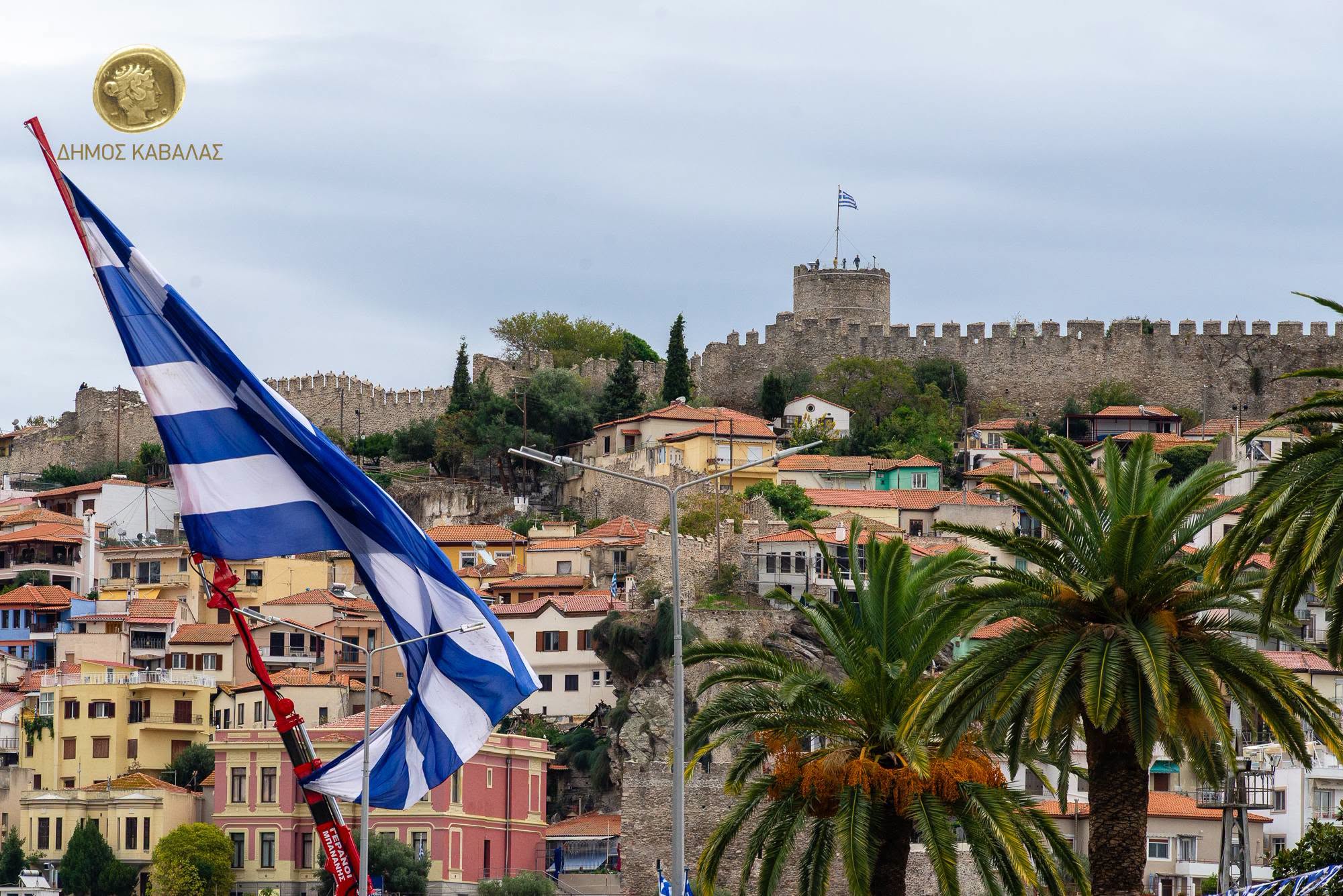 28η Οκτωβρίου στην Καβάλα - η ελληνική σημαία με φόντο το Κάστρο της Καβάλας