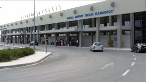 Αεροδρόμιο Καβάλας - το κτίριο του αεροσταθμού «Μέγας Αλέξανδρος» από τον δρόμο πρόσβασης