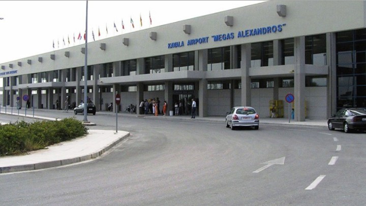 Αεροδρόμιο Καβάλας - το κτίριο του αεροσταθμού «Μέγας Αλέξανδρος» από τον δρόμο πρόσβασης