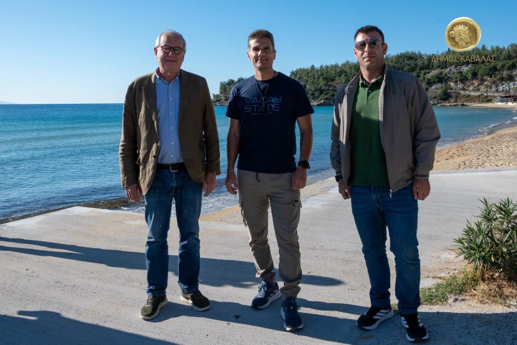 Καλαμίτσα Καβάλα - τρεις άνδρες στον πεζόδρομο της ακτής μετά την υπογραφή