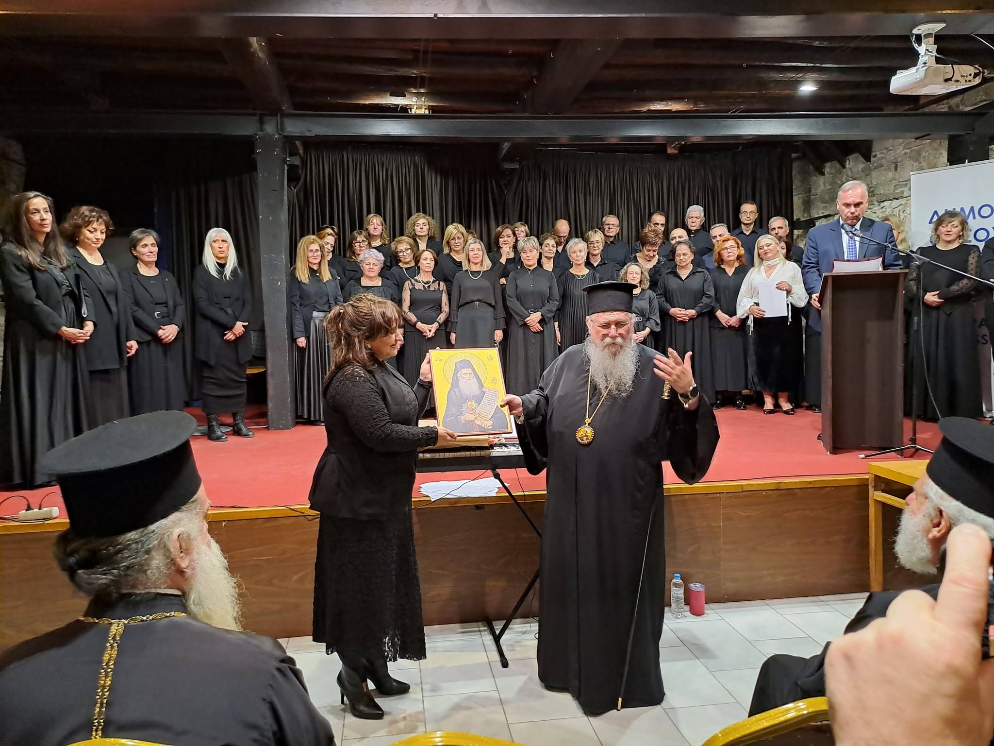 Απελευθέρωση της Θάσου - απονομή αναμνηστικού στη χορωδία κατά τις εκδηλώσεις του Δήμου Θάσου