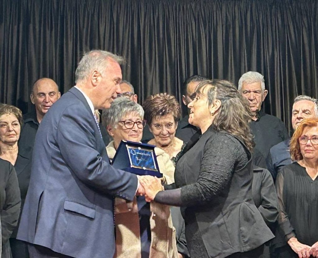 Απονομή αναμνηστικής πλακέτας σε μέλος της χορωδίας στις εκδηλώσεις για την επέτειο στη Θάσο
