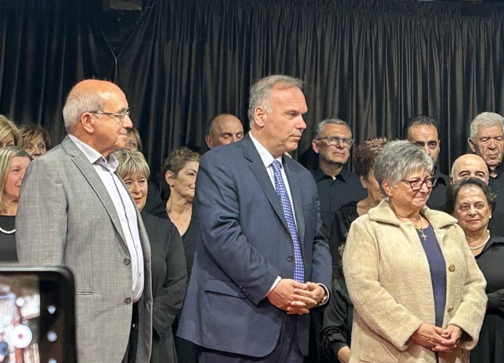 Προσκεκλημένοι των εκδηλώσεων στη Θάσο κατά την απονομή των αναμνηστικών