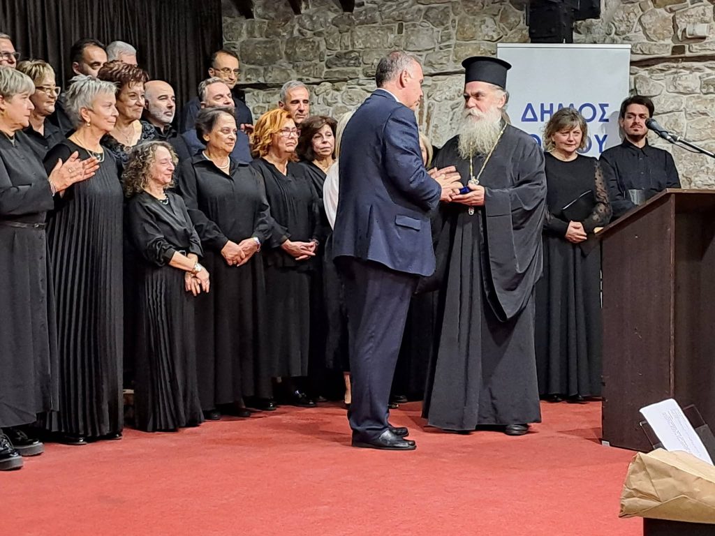 Απονομή αναμνηστικού σε κληρικό μπροστά στη χορωδία στις εκδηλώσεις της Θάσου