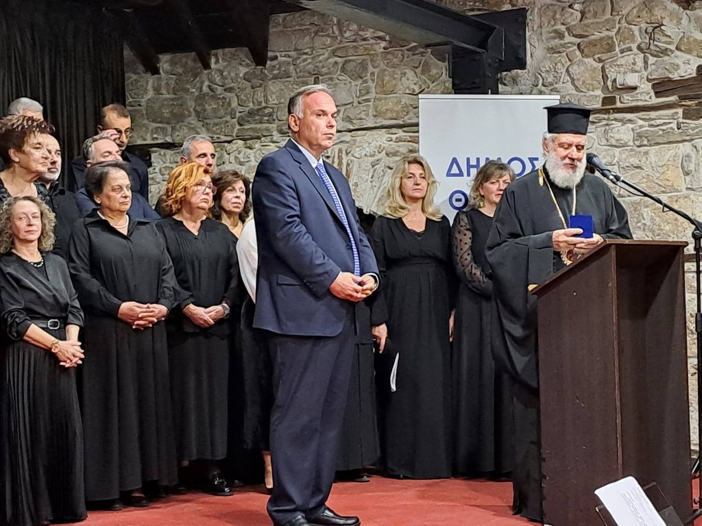 Η χορωδία και οι προσκεκλημένοι στη σκηνή κατά τις εκδηλώσεις για τα Ελευθέρια της Θάσου