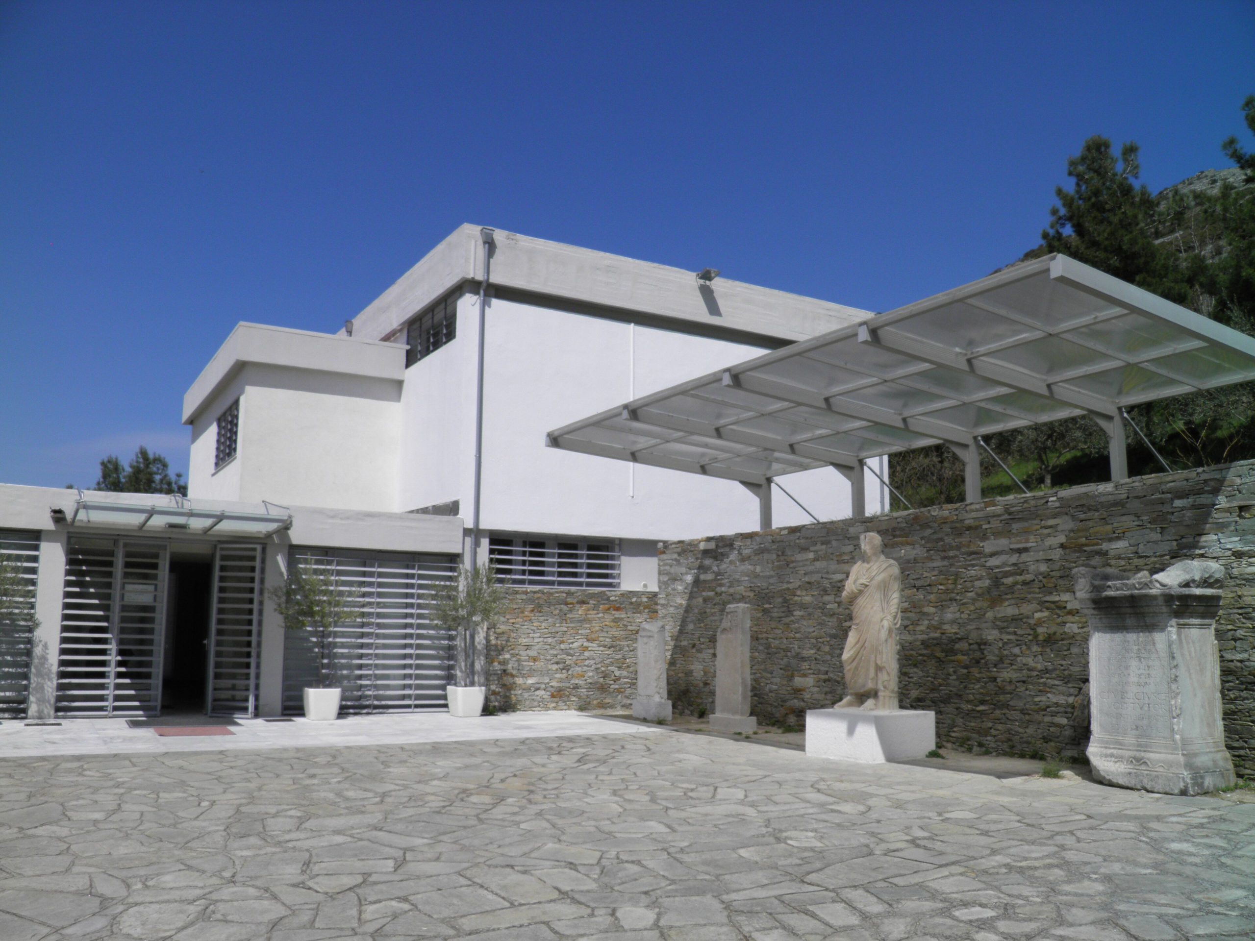 Αρχαιολογικό Μουσείο Φιλίππων - το κτίριο του μουσείου στον αρχαιολογικό χώρο