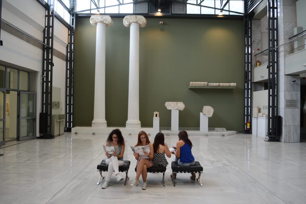 Αρχαιολογικό Μουσείο Καβάλας - επισκέπτες στην αίθουσα με τους κίονες