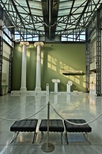 Αρχαιολογικό Μουσείο Καβάλας - οι ιωνικοί κίονες του ναού της Παρθένου