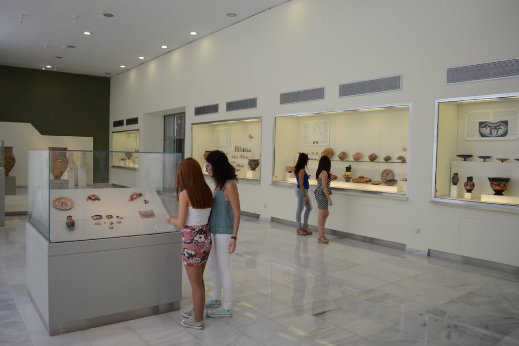Αρχαιολογικό Μουσείο Καβάλας - προθήκες της μόνιμης έκθεσης