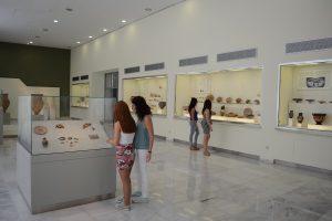 Αρχαιολογικό Μουσείο Καβάλας - προθήκες της μόνιμης έκθεσης