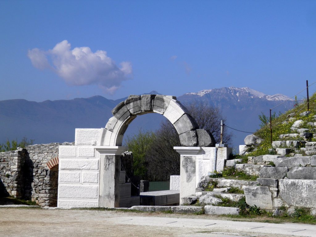 Αρχαιολογικός Χώρος Φιλίππων - η δυτική πάροδος του θεάτρου με το Παγγαίο