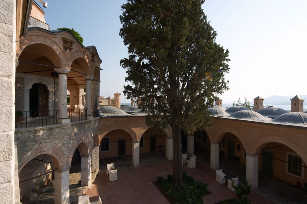 Imaret Hotel - οι στοές γύρω από τον εσωτερικό κήπο