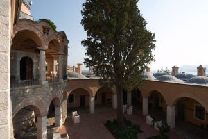 Imaret Hotel - οι στοές γύρω από τον εσωτερικό κήπο