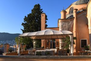 Imaret Hotel - ο κήπος και ο τρούλος του παλιού τζαμιού
