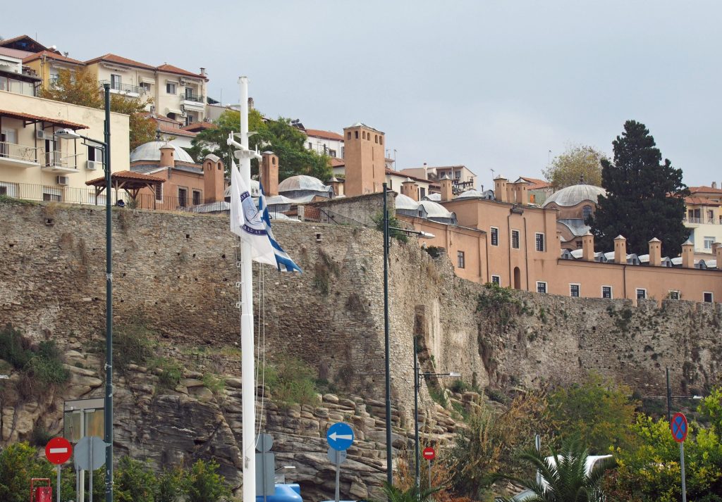 Παράλιο Τείχος - τα τείχη πάνω στον βράχο της Παναγίας