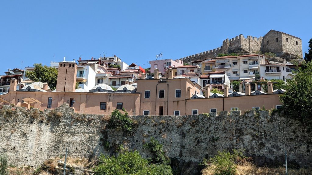 Παράλιο Τείχος - το τείχος και το Ιμαρέτ από το λιμάνι