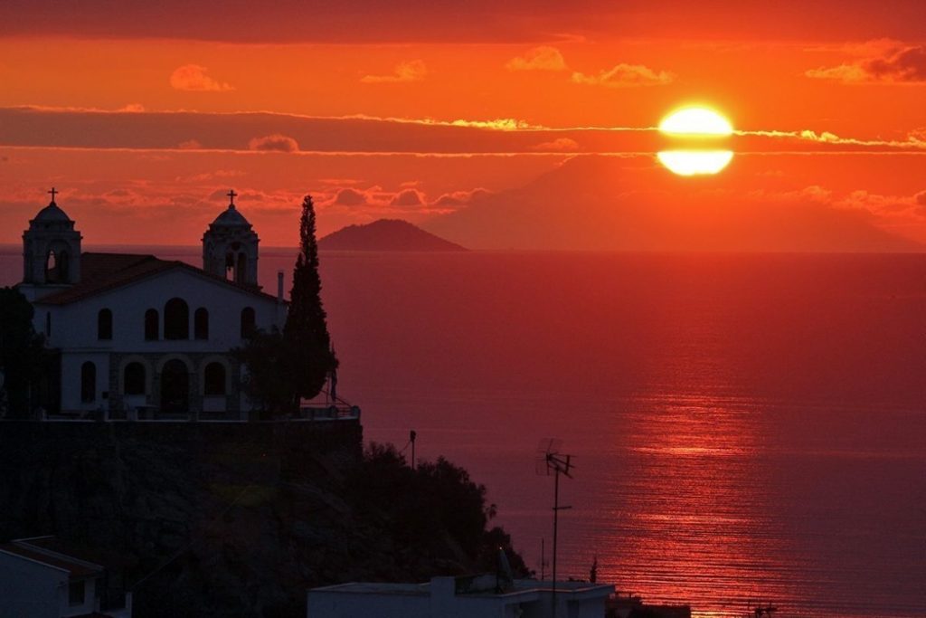 Καιρός στην Καβάλα - ήλιος πίσω από σύννεφα, πρόγνωση για 16-18 Οκτωβρίου 2026
