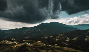 Καιρός στην Καβάλα - σύννεφα πάνω από τα βουνά, πρόγνωση για 23-25 Οκτωβρίου 2026