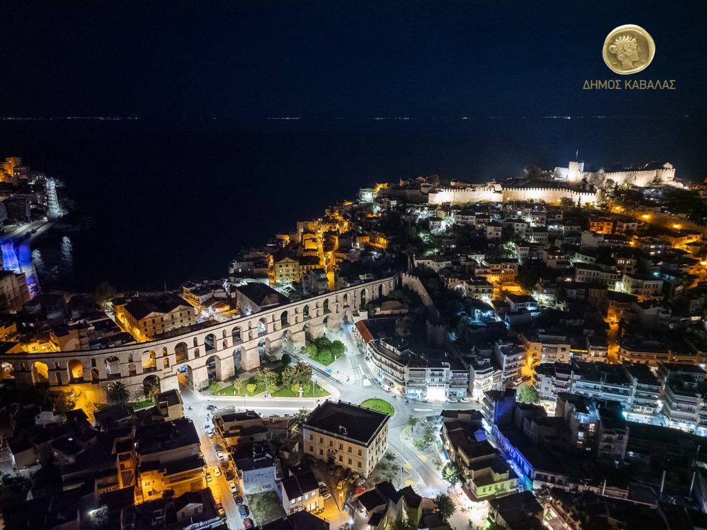 Το φωτισμένο κάστρο και η πόλη της Καβάλας από ψηλά τη νύχτα