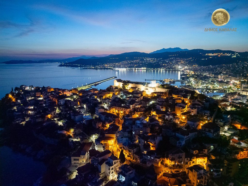 Η χερσόνησος της Παναγίας και η Καβάλα το σούρουπο με το φωτισμένο κάστρο