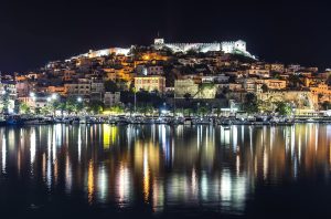 Κάστρο Καβάλας φωτισμένο τη νύχτα πάνω από την παλιά πόλη και το λιμάνι