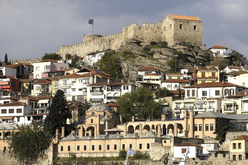 Κάστρο Καβάλας πάνω από τα σπίτια της παλιάς πόλης στην Παναγία