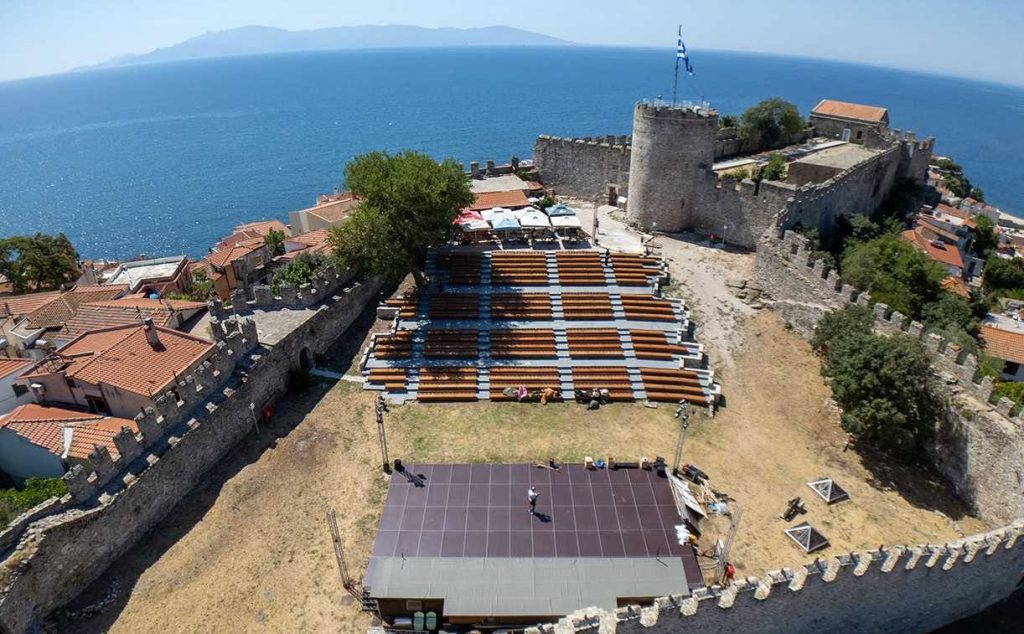 Κάστρο Καβάλας - ο περίβολος με το υπαίθριο θέατρο και τον κυκλικό πύργο