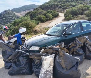 Καθαρισμός ακτής Νέα Ηρακλείτσα - σακούλες με απορρίμματα που συγκεντρώθηκαν