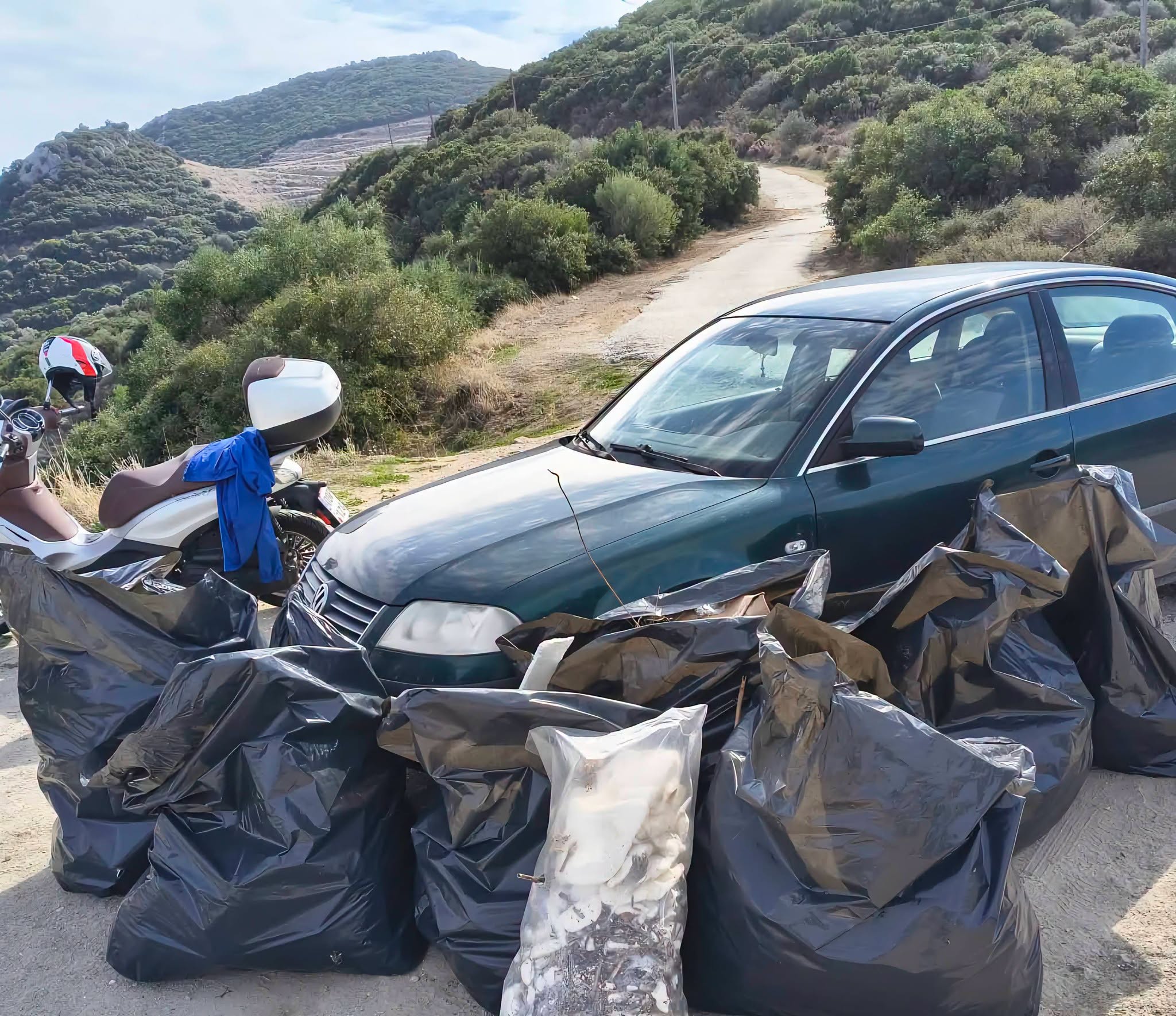 Καθαρισμός ακτής Νέα Ηρακλείτσα - σακούλες με απορρίμματα που συγκεντρώθηκαν