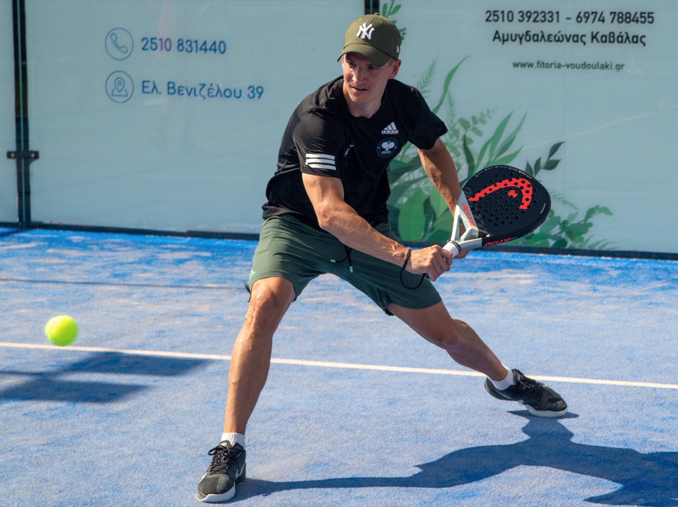 Kavala Padel Club Smash - αθλητής χτυπά την μπάλα σε γήπεδο padel