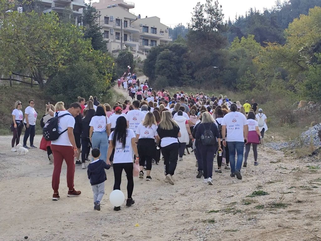 Δράση για τον καρκίνο του μαστού Καβάλα - συμμετέχοντες περπατούν στον χωματόδρομο του δάσους