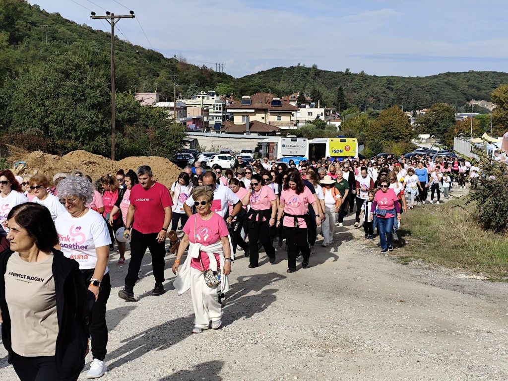 We Pink Together Καβάλα - πλήθος περπατά στη διαδρομή με φόντο τον Σταυρό Αμυγδαλεώνα