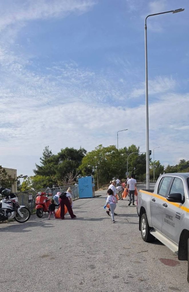 Κωτσόβολος Καβάλα - εθελοντές στην άκρη της περιμετρικής οδού